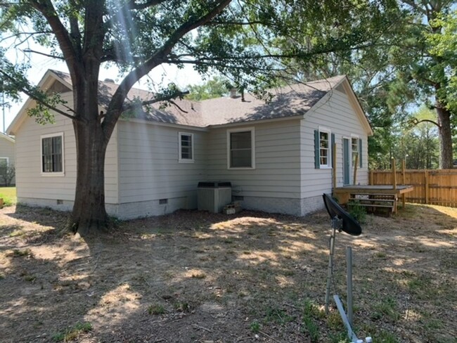 Building Photo - Renovated 3 Bedroom 2 Bath Home for Rent!