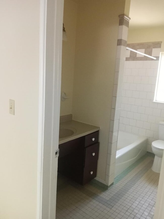 Building Photo - 822 E Sacramento St