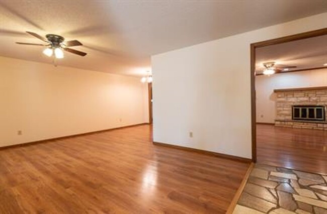 Building Photo - 3 Bedroom, 2.5 Bathroom, 2 Car Garage Home...