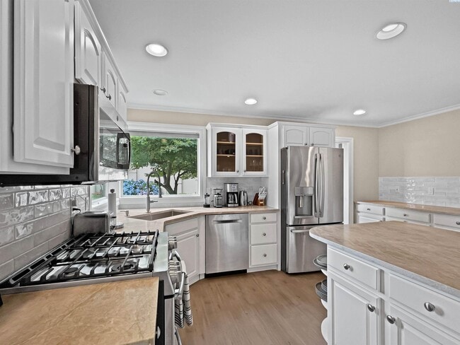 Building Photo - 4 Bedrooms Plus an Office Steps from the R...