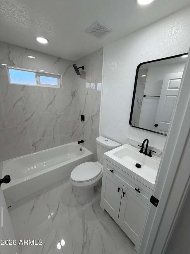 Building Photo - 615 E Oak St