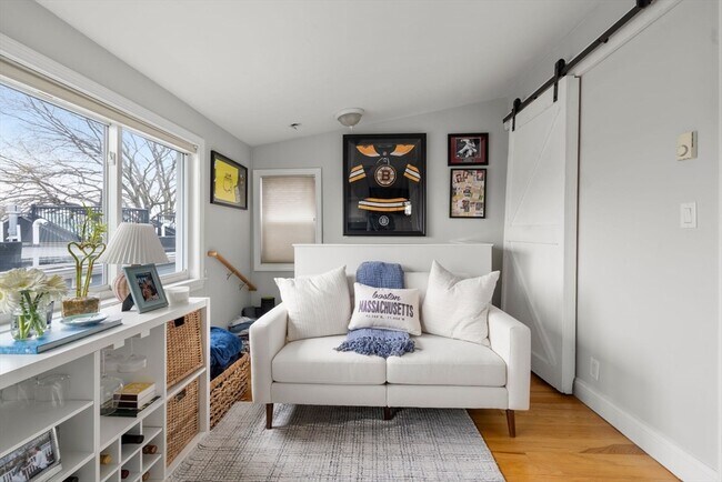 Building Photo - 695 E 8th St