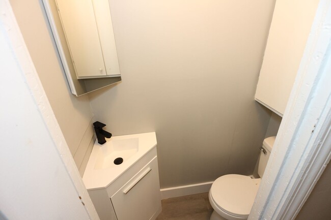 Building Photo - Large Frankfort Home!