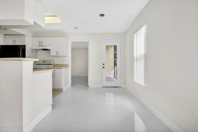 Building Photo - Cozy 2/1 Home in Sunrise!