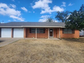 Building Photo - 3 bed 2 bath home, 2 car garage