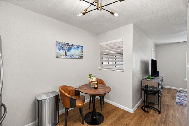 Building Photo - 1700 Crestpoint Dr