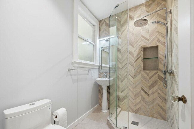 Building Photo - Light Filled Condo in Noe Valley+ Parking Included+ Laundry In unit - Please Contact for Showing ...