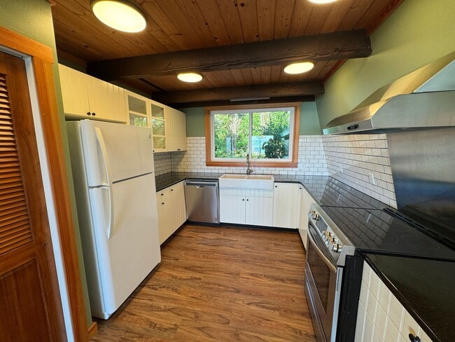 Building Photo - Beautiful Ocean Front Home in Seal Rock!