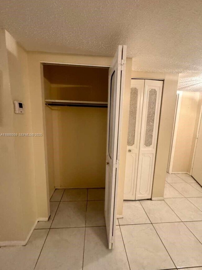 Building Photo - 3720 Inverrary Dr