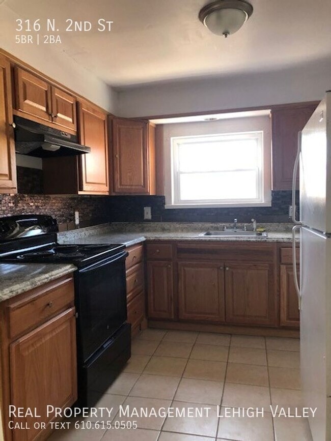 Building Photo - 316 N 2nd St