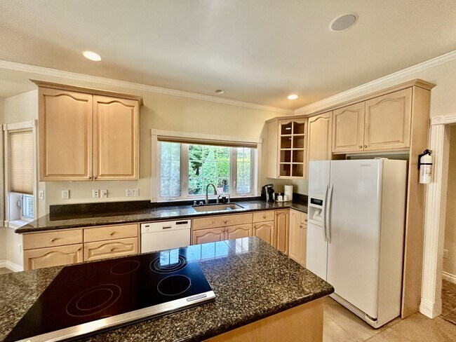 Building Photo - 560 E Maberry Dr