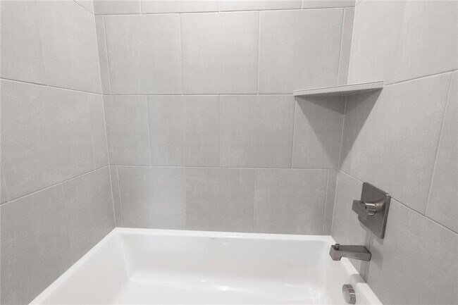 Building Photo - 1013 SE 30th St