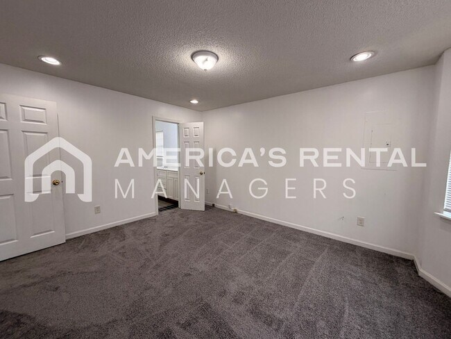 Building Photo - Updated Three Bedroom Two Bath Rental!