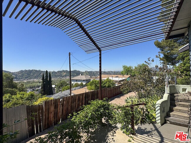 Building Photo - 3050 Knob Dr