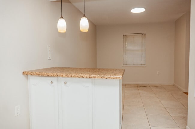 Building Photo - 410 Tanglewood Dr