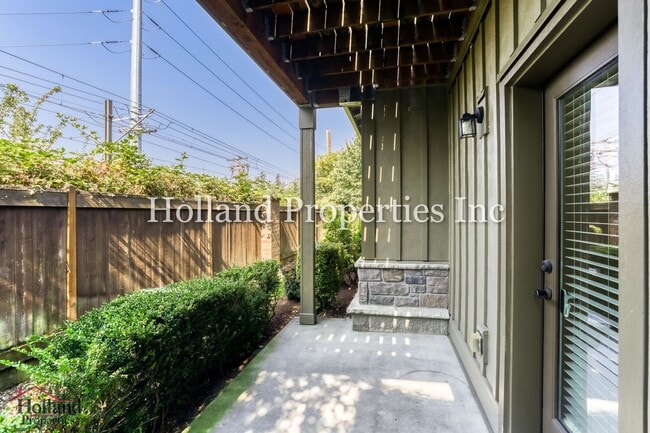 Building Photo - 7898 NE Miriam Way