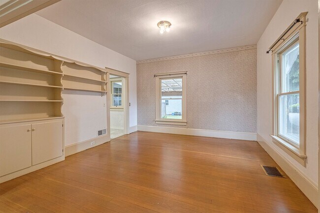 Building Photo - Charming bungalow