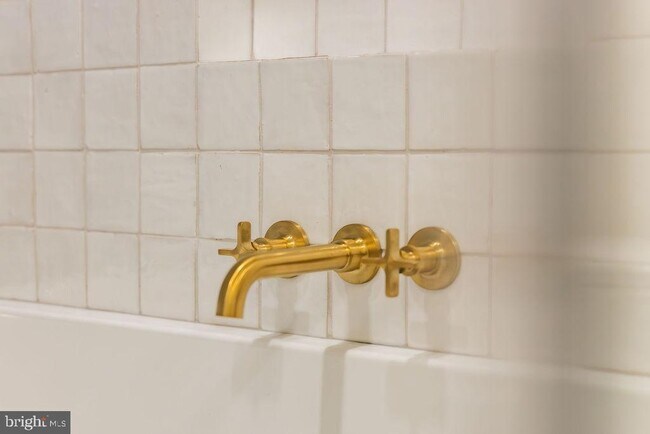 Building Photo - 2460 Ontario Rd NW