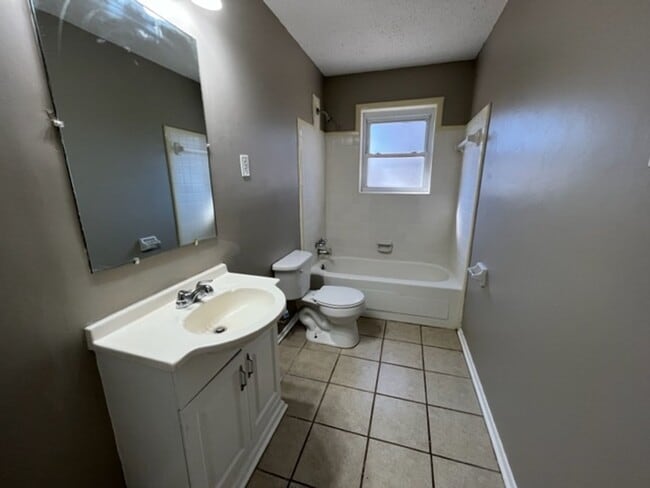 Building Photo - Renovated 3 Bedroom 1 Bath Home for Rent!!