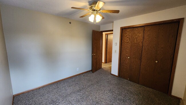 Building Photo - Large 2 Bed Apartment! Available Now! - 1/...