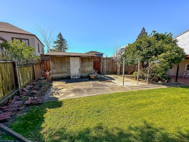 Building Photo - 4048 Maple Ave