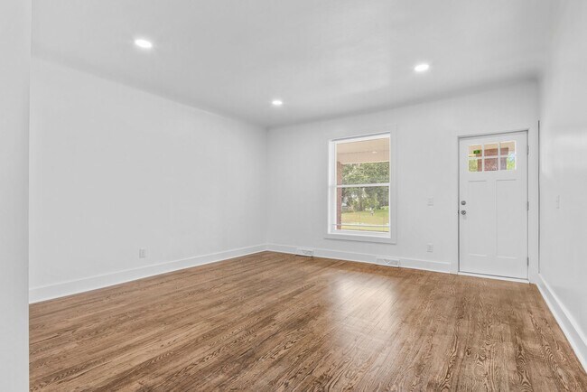 Building Photo - 748 Fairview Ave NE