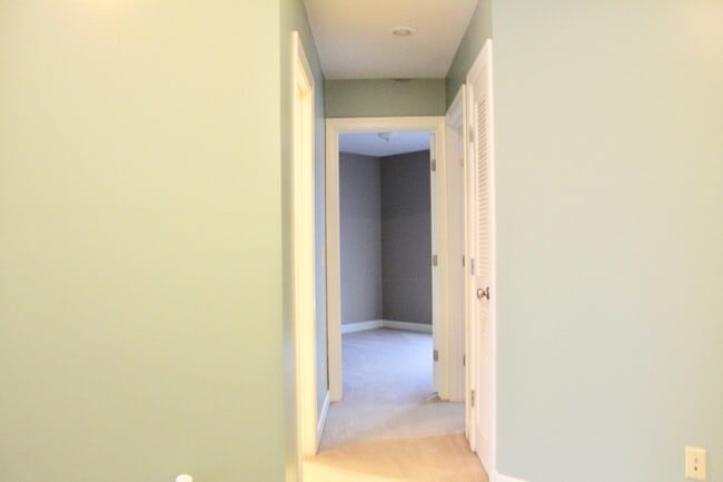 Building Photo - Large Townhome with a garage for rent! Lar...