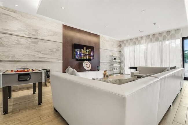 Building Photo - 999 SW 1st Ave