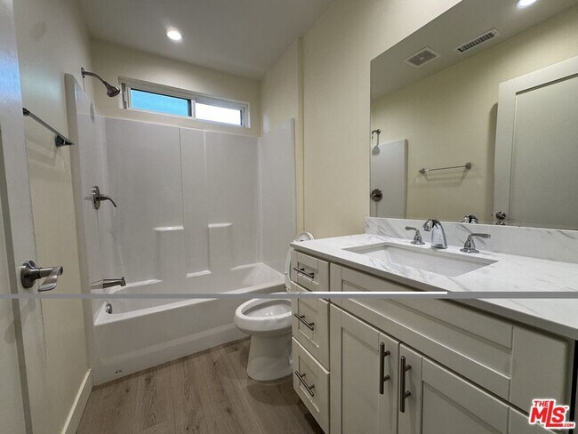 Building Photo - 3116 W 81st St