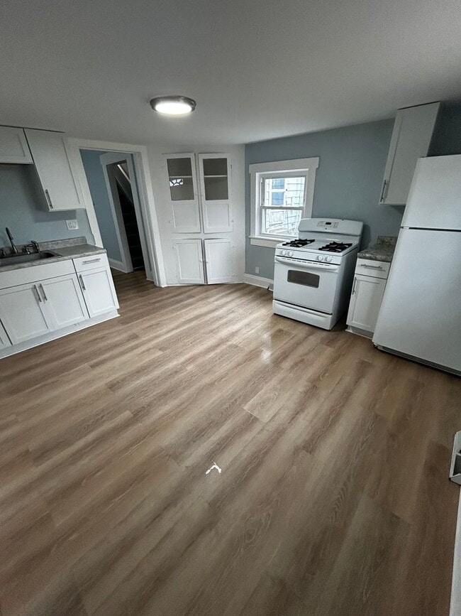 Building Photo - CUTE 2 BEDROOM HOUSE WITH LARGE BACKYARD IN HAMILTON!