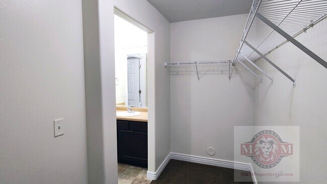 Building Photo - Great 3 Bed 2 Bath Sandy Condo!!