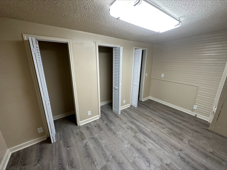 Tons of Storage - 2626 W Johnson St