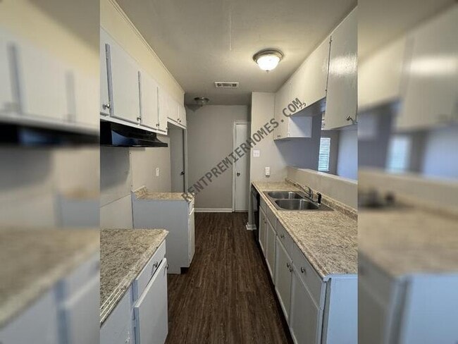 Building Photo - 4 Park Dr