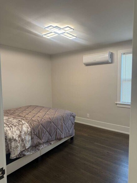 Building Photo - 4846 W Roscoe St