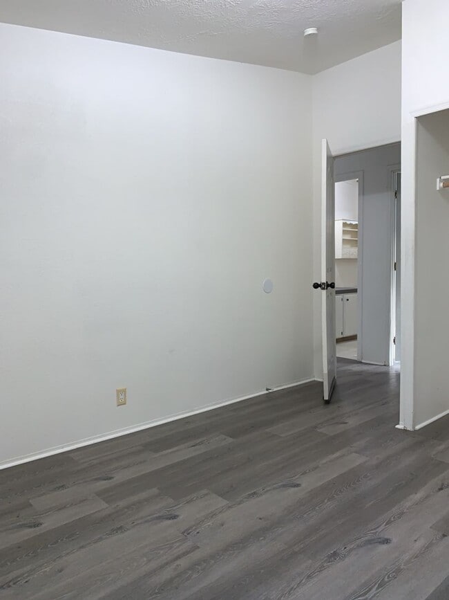 Building Photo - Smart Living, Smart Choice - manufactured 3bd/2Ba home w/detached garage!