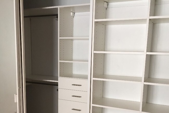 Building Photo - 1615 N Laurel Ave