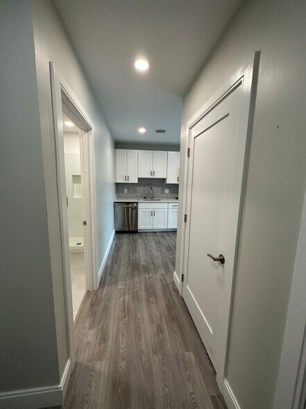 Building Photo - 206 Old Colony Ave