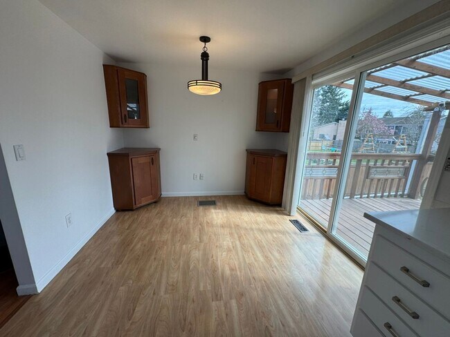 Building Photo - 4Bd/2.25Ba Kent House