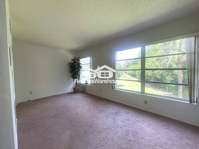 Building Photo - 2460 Persian Dr