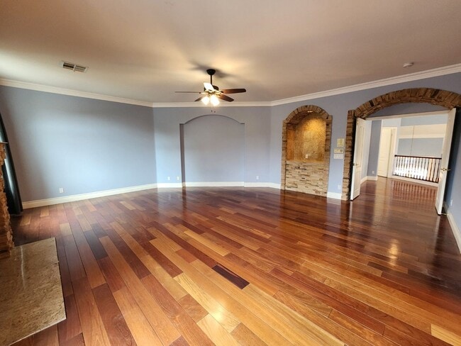 Building Photo - Entertainers Delight with minutes of shopping and restaurants