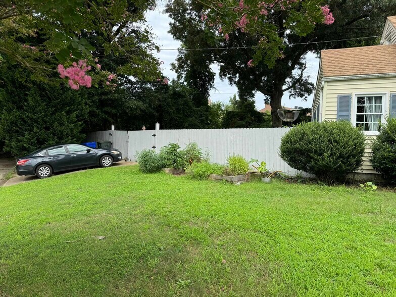 Building Photo - 8501 Chapin St