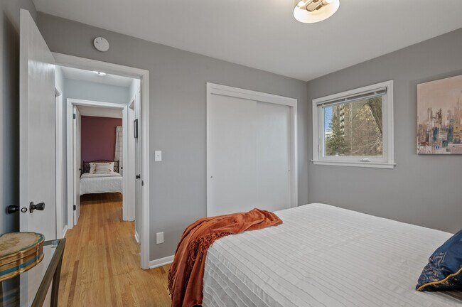 Building Photo - 248 Ruth St N