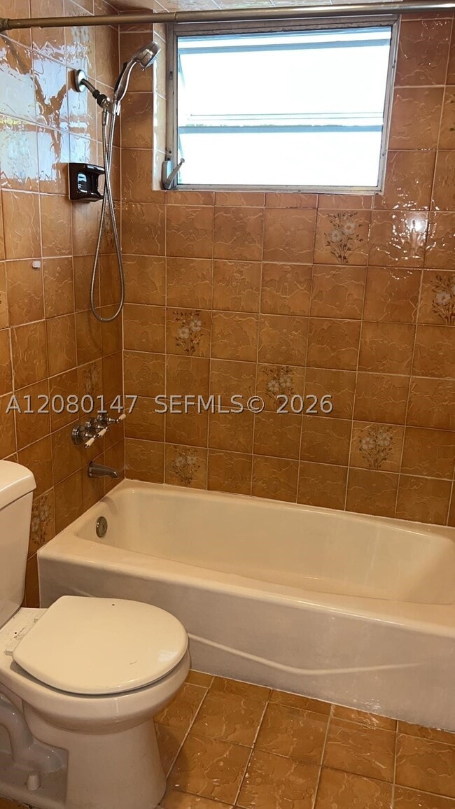 Building Photo - 526 SW 64th Ct