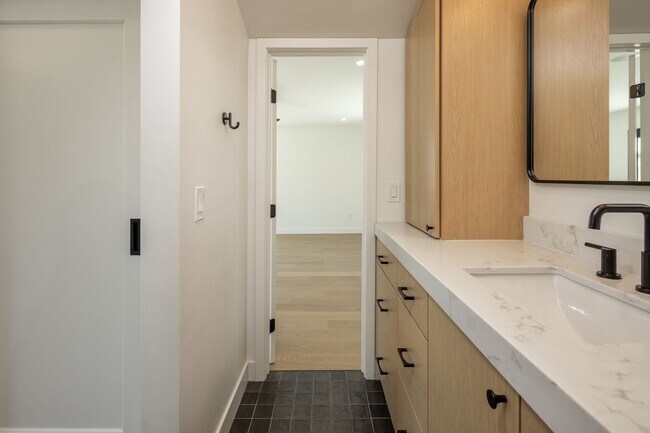 Building Photo - Gorgeous Fully Remodeled 5 Bedroom Home wi...