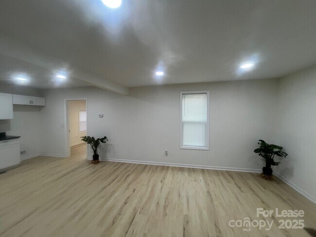 Building Photo - 39 White St