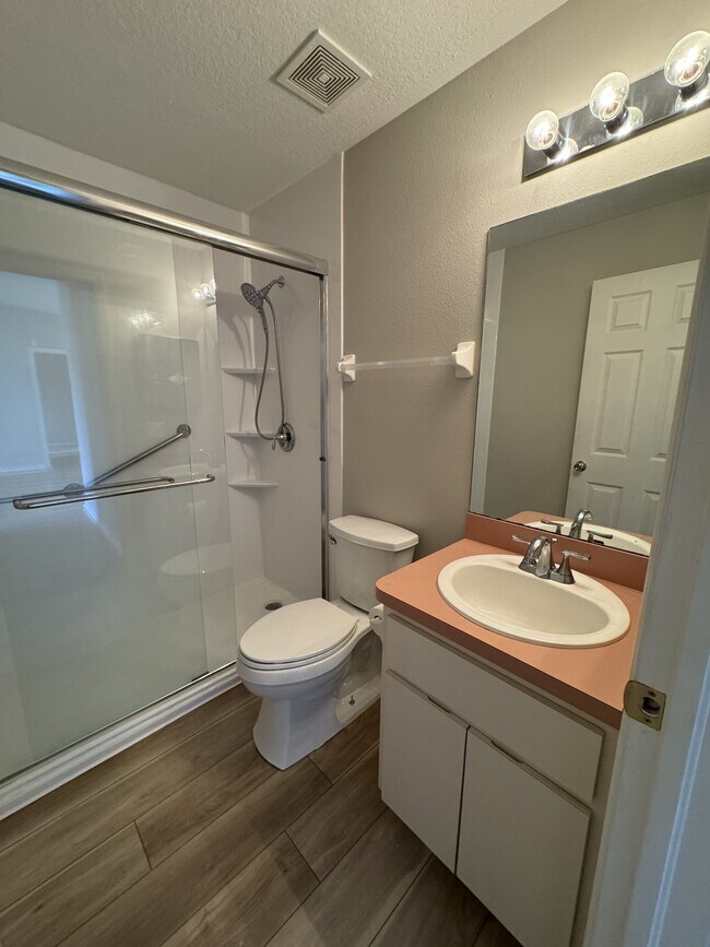 Building Photo - 5100 Mentmore Ave