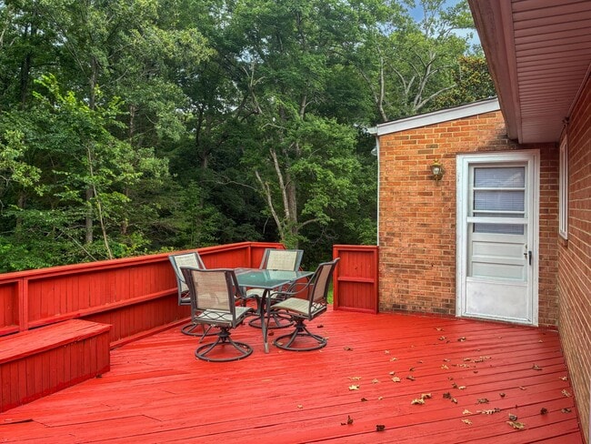 Building Photo - 3 Bed 1.5 Bath in North Chesterfield!