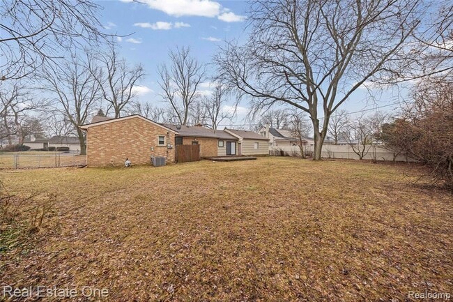 Building Photo - 2360 Pine View Dr