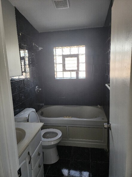 Building Photo - 8929 Robin Dr