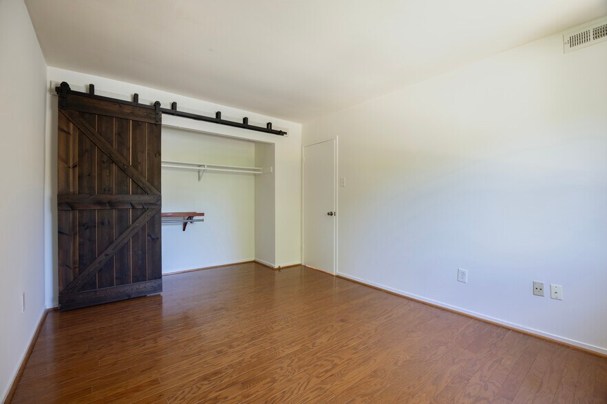 Building Photo - 1643 Parkcrest Cir